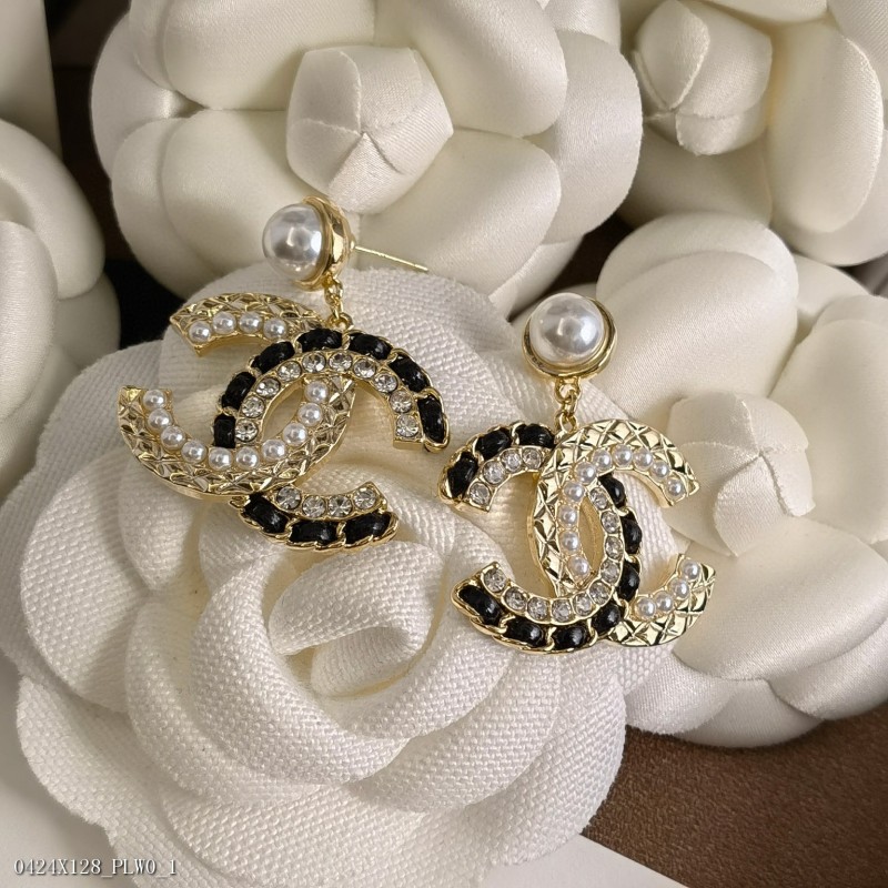 Chanel小香專櫃方太太同款最新款晶鑽珍珠真皮耳釘耳環非常不錯的款式推薦香奈兒中款這款搭配白珍珠