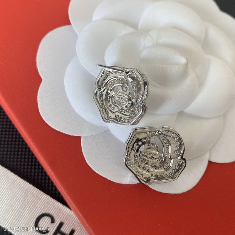 Chanel這款設計超級喜歡香奈兒的山茶花耳釘耳拍首飾層層疊加形成花形真的美也是最有魅力