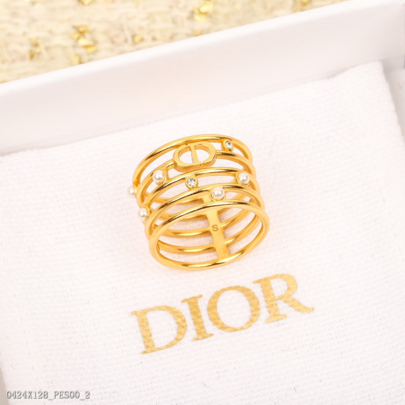 D圓圈戒指采用施華洛世奇銀色魅影鑽制作Dior