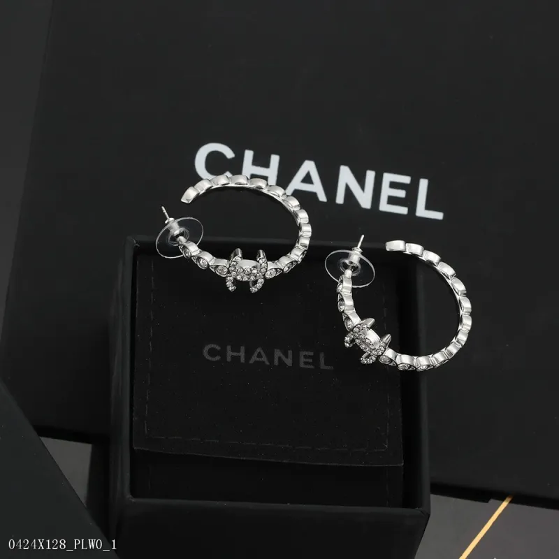 小香圈圈耳釘時尚魔頭Chanel香奈兒早春新款中世紀復古風很修飾臉型的一款耳環