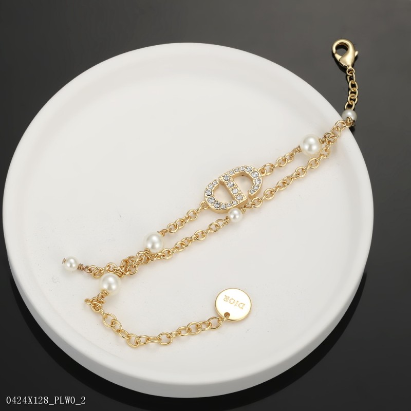 Dior迪奥cd字母手鏈采用金色作為主要顏色配上字母五角星