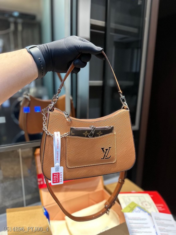 Lv新品上新Marelle手袋絕美焦糖色一眼就看上了這個包包Sa說是當天上的新款