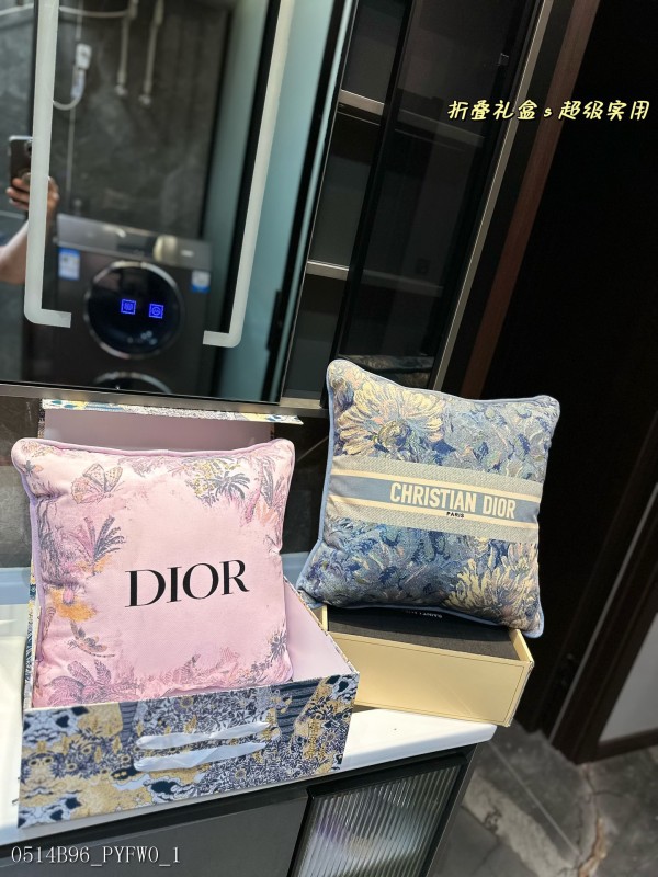 Dior這款抱枕的圖案跟holidagiftbox是一樣的花紋實物比照片還要驚艷!迪奥的美不僅此而已