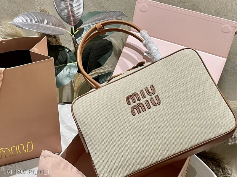 miumiu波士頓枕頭包簡單又好看 miumiu出勤包不但顏值高而且超級實用