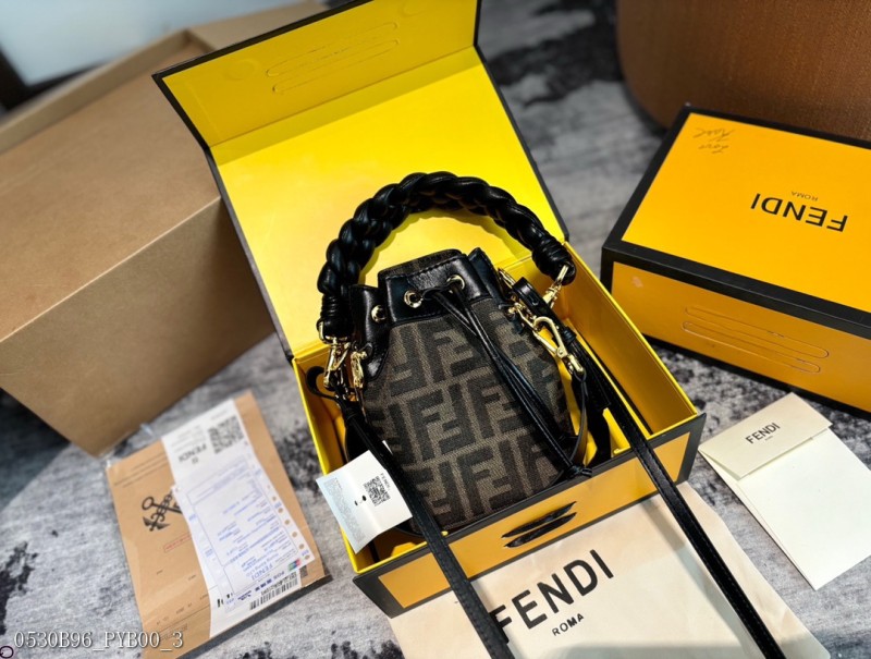 FendiMonTresor小號水桶手袋配有抽繩和Fend金屬標志裝飾