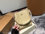 蔻馳水桶包 時髦拿捏住啦 不顯老氣好好搭啊 而且貌美氣質加成好高的呀～ 愛死了這份從容優雅