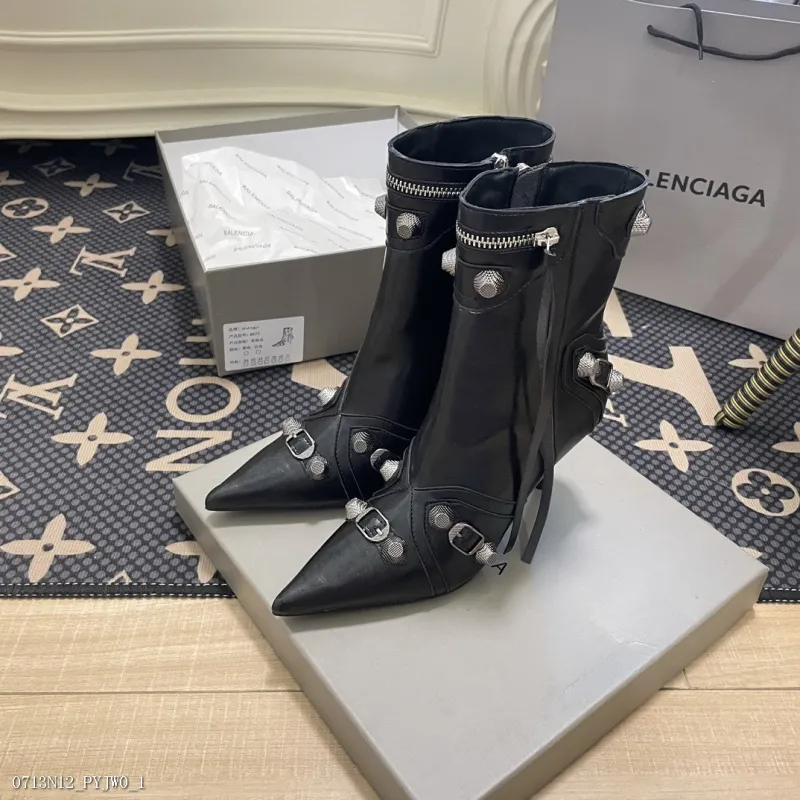 BALENCIAGA巴黎世家尖头高跟靴子官网同步独家首发巴黎世家短靴铆钉机车靴