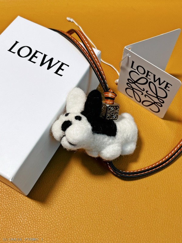 羅意威Loewe毛氈和牛皮革法斗小狗掛飾掛件顏色自然色焦糖棕毛氈制成的小狗掛飾
