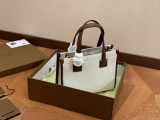 Burberry巴寶莉Freya 帆布tote 托特方方正正的外形自帶一股復古學院氣息真的好愛粉色 夏天小托特的不二選擇 