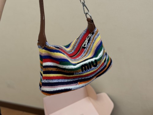 miumiu彩虹包包甜度剛好很難不愛啊啊又奶又千金的感覺可手拎也可斜挎