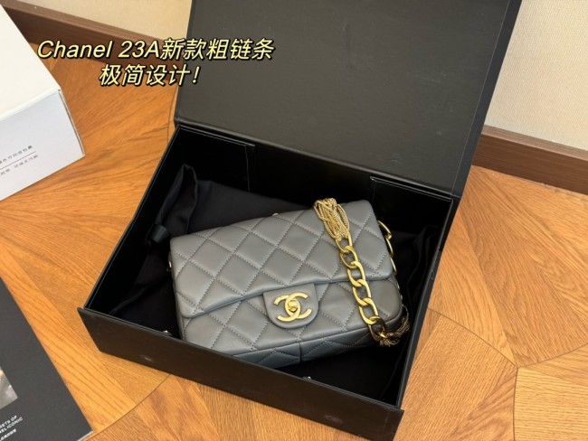 香奈兒CHANEL粗鏈條方胖子 新一季的Chanel23a 復古時髦精方方正正有 小吊牌 小手柄 鏈條肩帶非常熱騰騰的