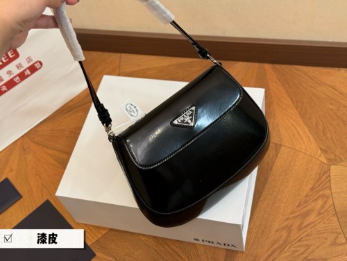 Prada普拉達hobo包 絕對逃不過這個腋下包 容量卻很大日常用足夠啦各種party宴會趴 