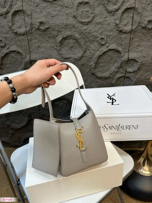 YSL mini hobo 上身實在是太可愛了 配零錢包