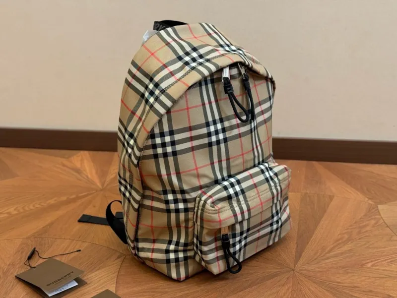 巴寶莉Burberry雙肩包 這款背包以標志性Burberry Trench風衣的獨創面料作為靈感來源