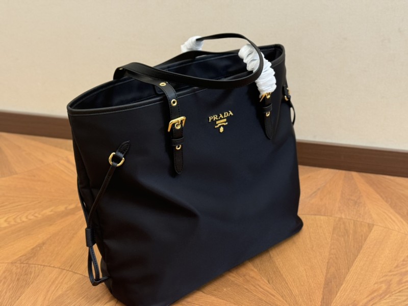 Prada普拉達 tote 購物袋皮料厚實 很有質感 有隔層 有貼包 還可以放在行李箱掛上哦真的real實用