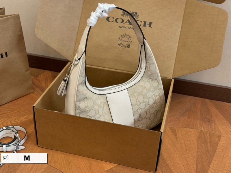 COACH 新品 系列satchel月牙包 通勤背 商務 出差都可以 太愛了搜索蔻馳