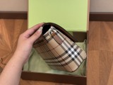Burberry巴寶莉帆布郵差包自帶vintage氣質橄欖綠看起來更有質感 更特別 