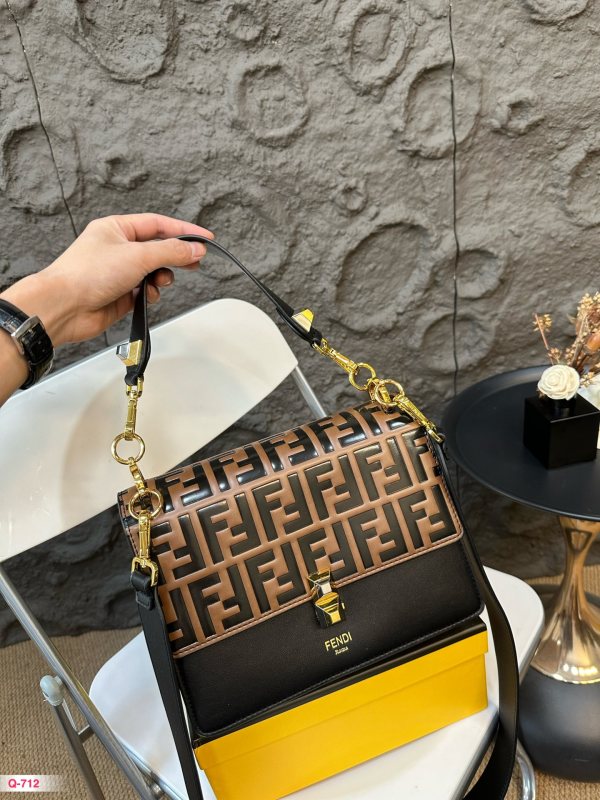 芬迪 Fendi 新款 KAN I系列款單肩包進口優質面料
