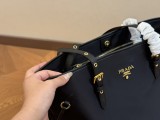 Prada普拉達 tote 購物袋皮料厚實 很有質感 有隔層 有貼包 還可以放在行李箱掛上哦真的real實用
