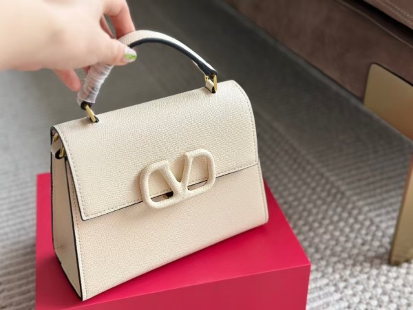 VALENTINO WOMEN  BAG 22CM