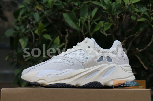 Authentic Yeezy 700“Analog”