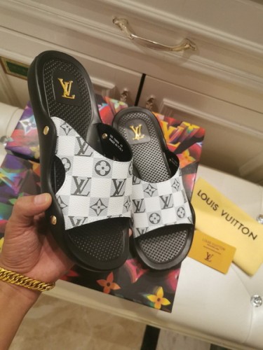 LV women slippers AAA-143