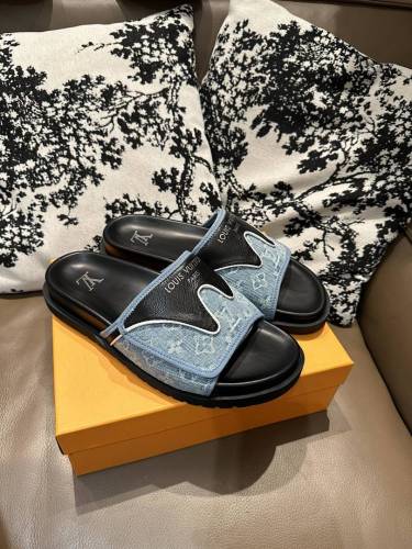 LV women slippers AAA-400