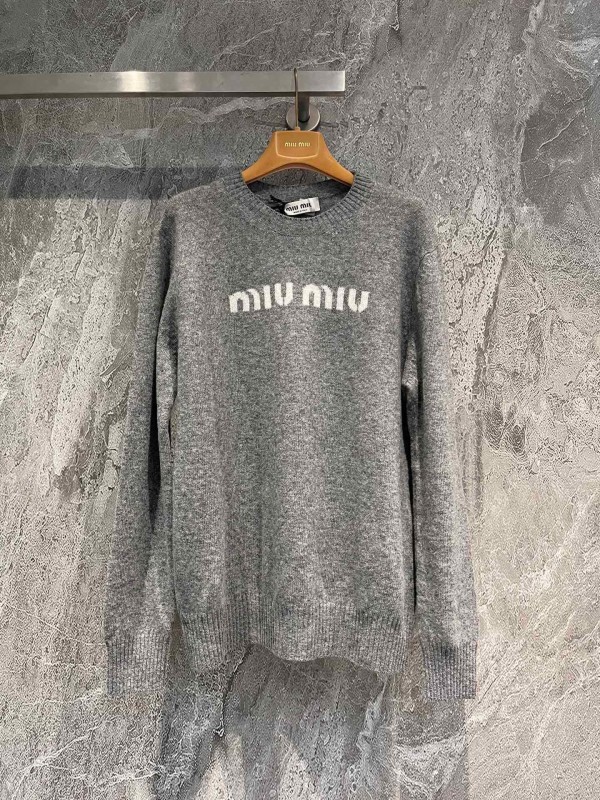 miumiuクルーネックセーター