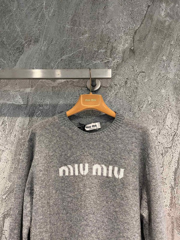 miumiuクルーネックセーター