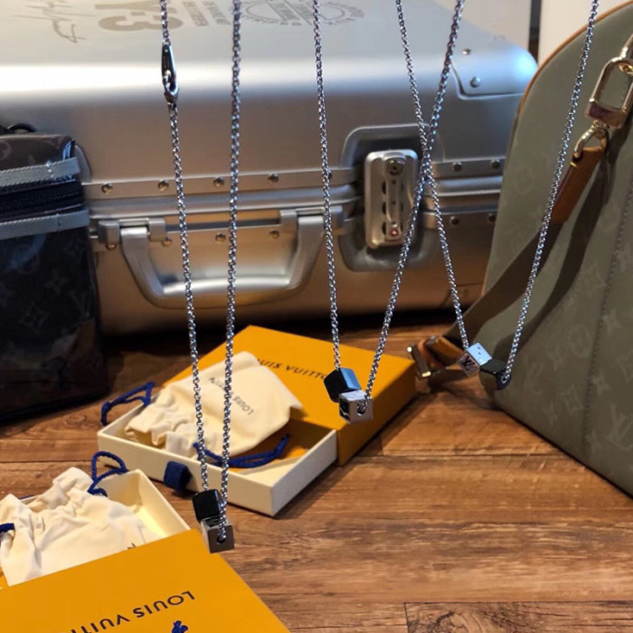 LV GAMBLING DICE necklace FZXL013