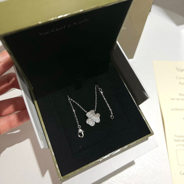Van Cleef & Arpels Frivole Necklace FZPJ051