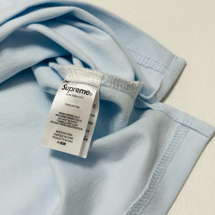 SUPREME SS25 CURSIVE POLO FZTX5260