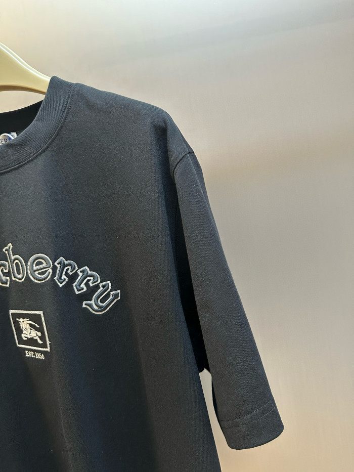 Burberry Gothic Logo Cotton T-shirt FZTX5562