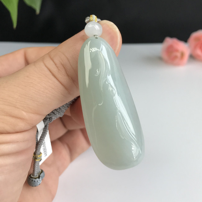 Jade pendant (Pisces splashing in the water)