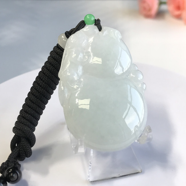 Jade pendant (gourd)