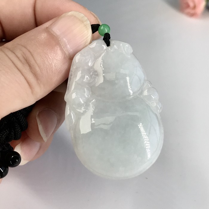 Jade pendant (gourd)