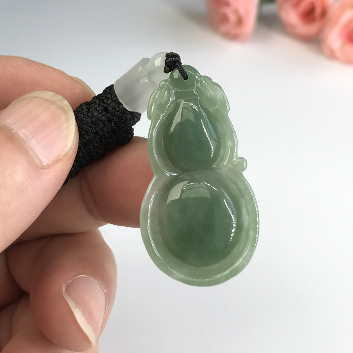 Jade pendant (gourd)