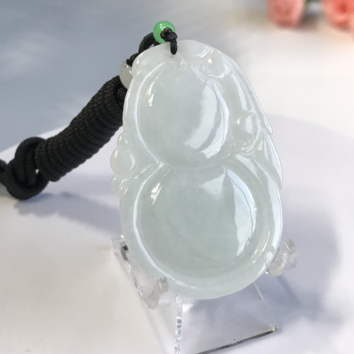 Jade pendant (gourd)
