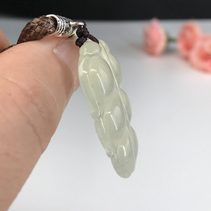 Xiuyan Jade Leaf Pendant