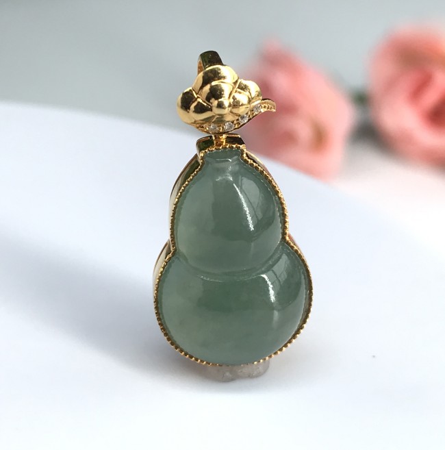 Jade pendant (gourd)