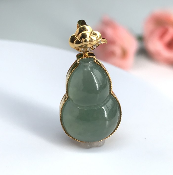 Jade pendant (gourd)