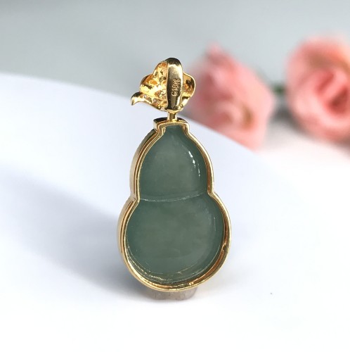 Jade pendant (gourd)