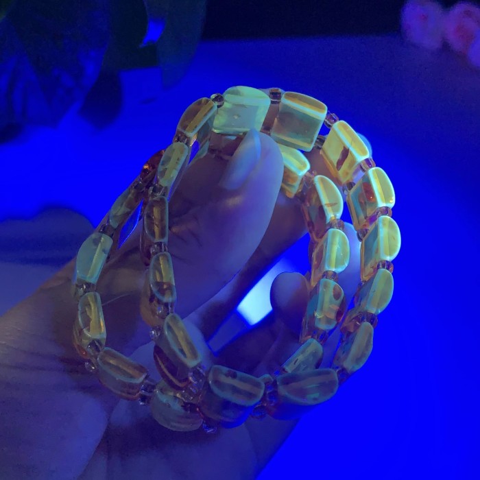 Amber hand string
