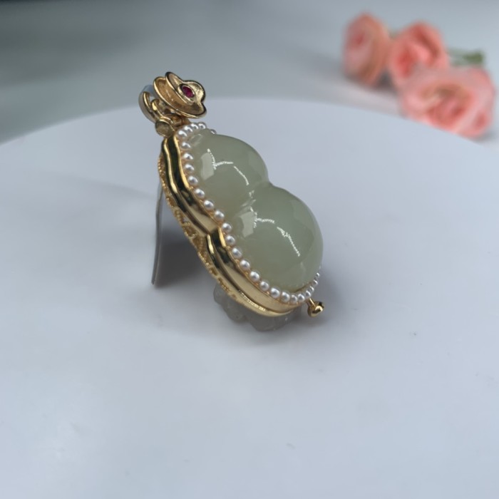 Hotan jade pendant