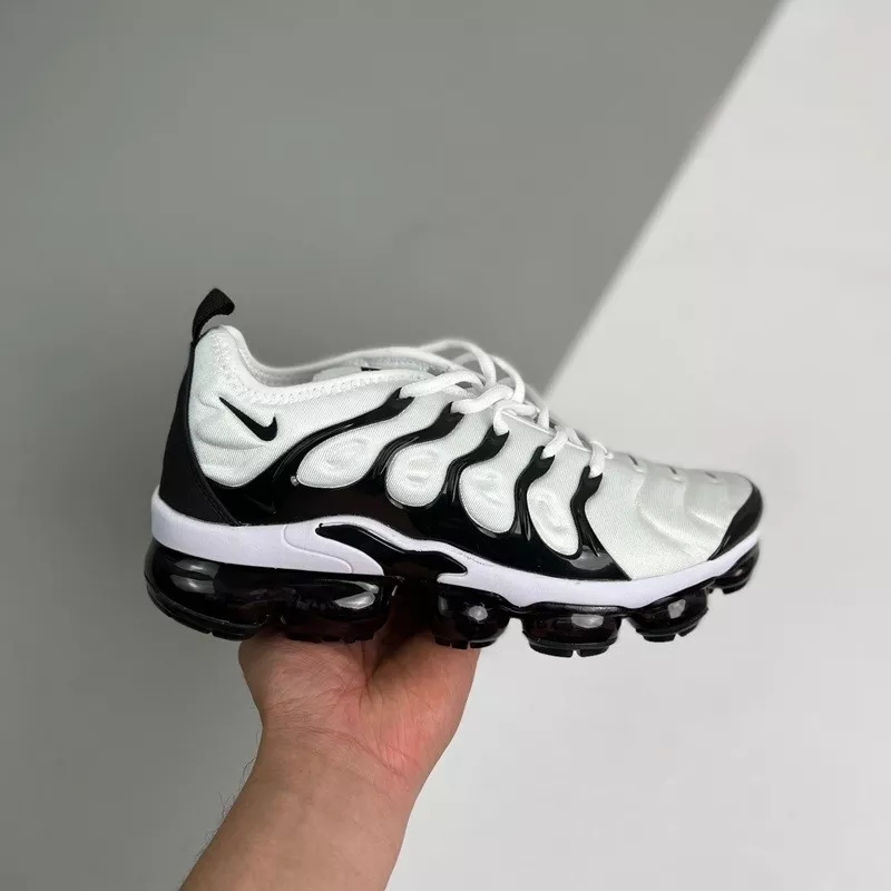 nike vapormax black and white