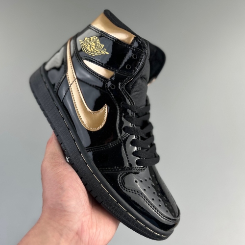 1 Retro High Black Metallic Gold 555088-032