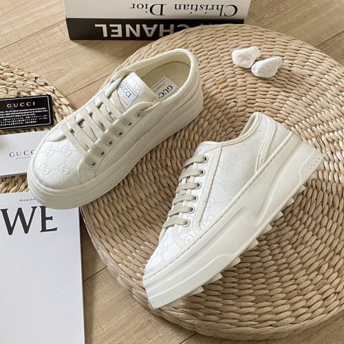 Women's low top sports shoes white