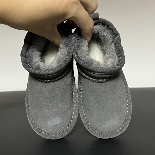 Adult Classic Ultra Mini Boot grey size 22