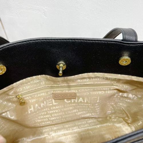 Women's Gold Label Chain Decoration Curved Quilted Texture Single Shoulder Handbag black