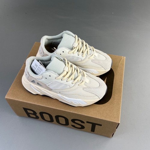 Yeezy Boost 700 Casual Sneakers Analog Beige
